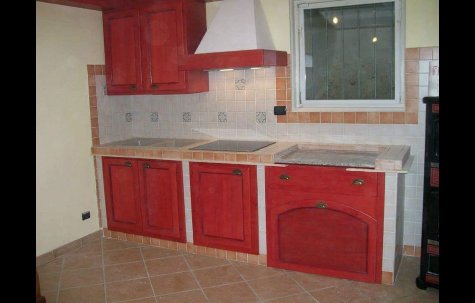 Cucina in legno laccato rosso