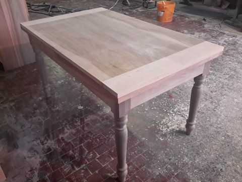 Tavolo in legno di larice rosso spazzolato e sbiancato . Piano spessore cm. 6.